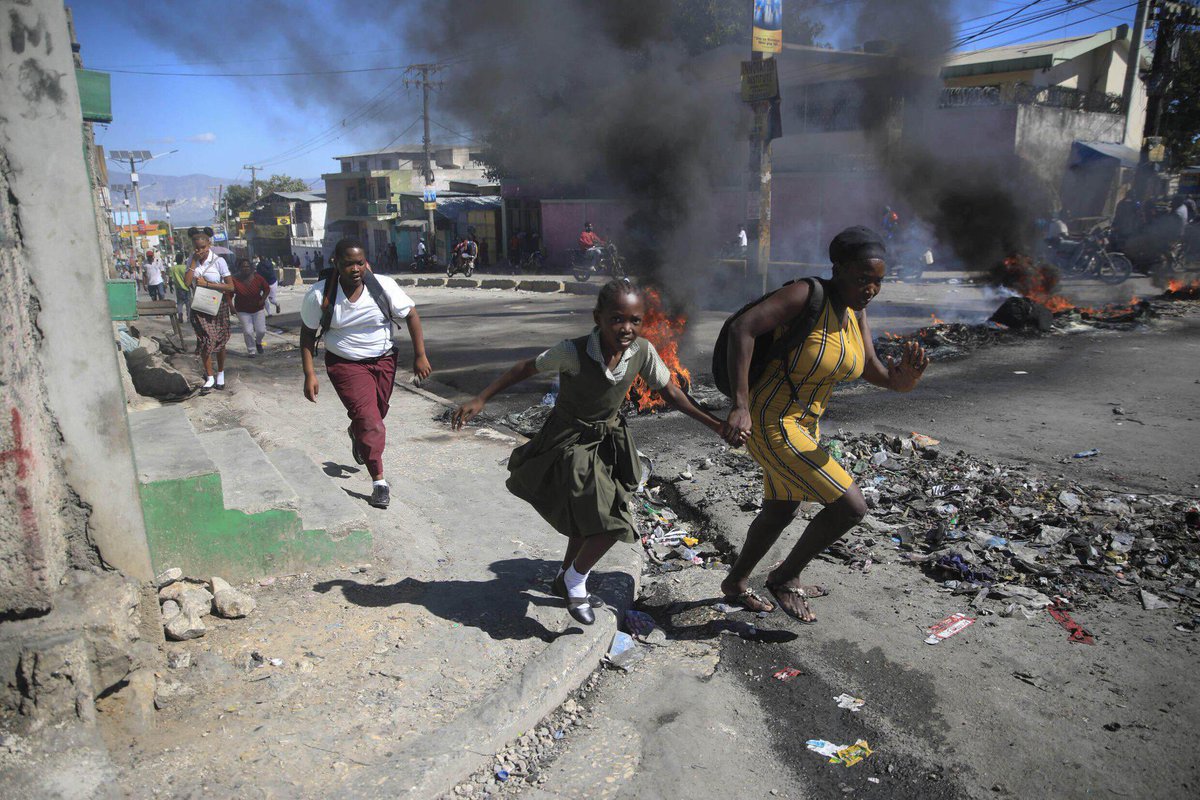 alitomorenoc's tweet photo. La matanza ocurrida en Haití, donde más de 180 personas, principalmente adultos mayores, fueron asesinadas de forma brutal en uno de los barrios más empobrecidos de Puerto Príncipe, es un acto que debe conmocionar a la humanidad entera. Desde México, expresamos nuestra más firme condena a este horror y nuestra solidaridad con el pueblo haitiano en estos momentos de dolor y tragedia.

La barbarie no puede ser tolerada en ningún rincón del mundo. Es inaceptable que la violencia y la impunidad sigan destruyendo vidas y comunidades enteras. Urgimos a la comunidad internacional a asumir con seriedad la crisis de Haití, fortaleciendo las acciones necesarias para frenar a las bandas criminales que tienen asolado al país y garantizar justicia para las víctimas.

Expresamos además nuestra solidaridad con la senadora @edsupb y le enviamos un abrazo solidario en estos momentos tan difíciles.