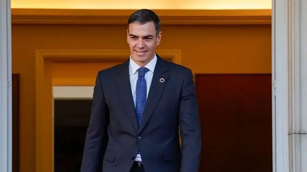 vitoquiles's tweet photo. 🔴 Pedro Sánchez, que no ha asistido al funeral de los fallecidos en Valencia, acude mañana un homenaje a las víctimas de la Guerra Civil. 

Por los que murieron hace 1 mes no se moviliza, pero por una guerra de hace 85 años acude el primero. 

INFAME. https://t.co/xnKoYrNZ9z