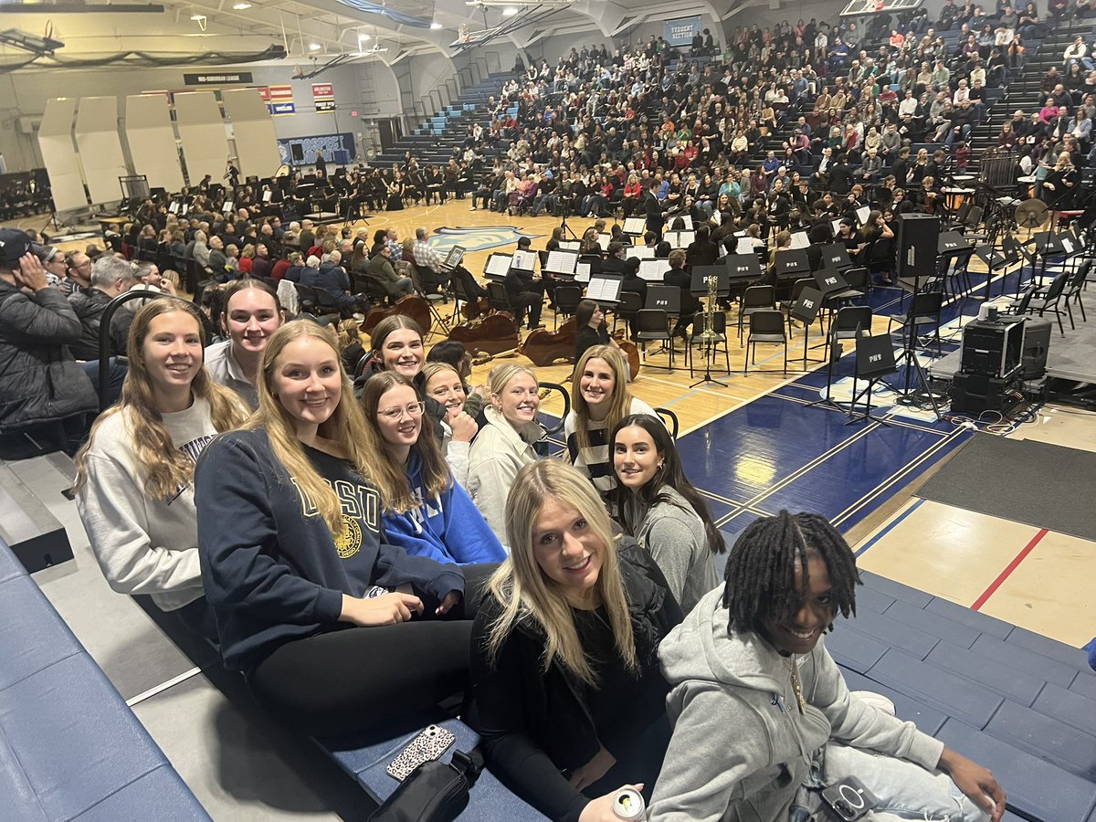 FrankMirandola's tweet photo. The @PHSFineArt Winter Concert is one of my favorite @KnightsofPHS events each year and celebrates all of our talented musicians & singers!
Shoutout to the @PHSKnightsGBB team for supporting #EveryKnight at the concert. https://t.co/HY8Q0n5DMD