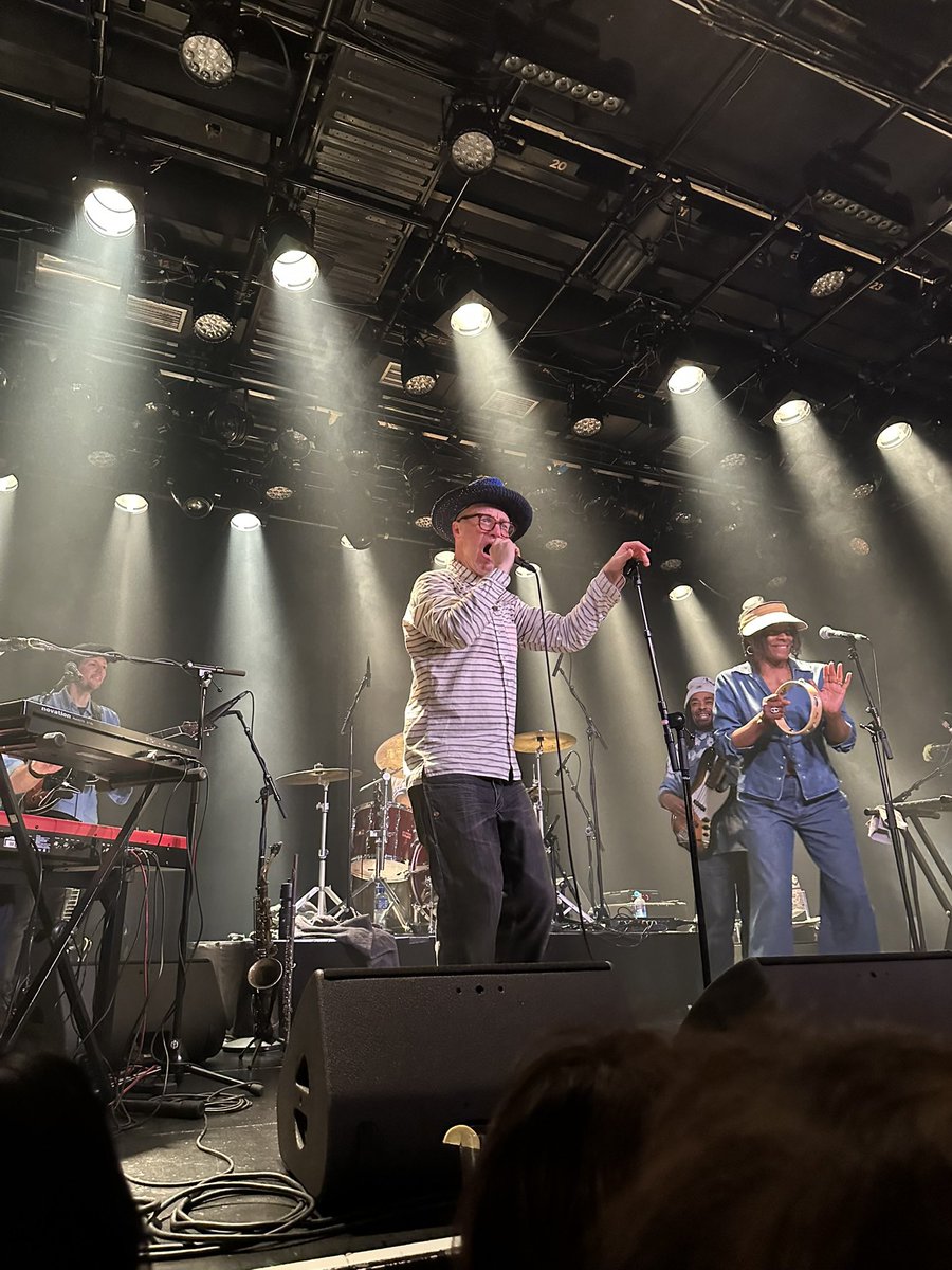 Don_Atsumarino's tweet image. 今夜は、アシッドジャズを牽引したUKバンド、Gallianoのライブを観にMelkwegへ。DJから最高。やっぱり GQ時代から身体に染み付いているというか、大好物な音でしたね。ムチャクチャハッピーな気持ちになったよ。歳を重ねた大人が本気ではしゃいでる姿は、エンターテイメントそのものでした。
#Galliano