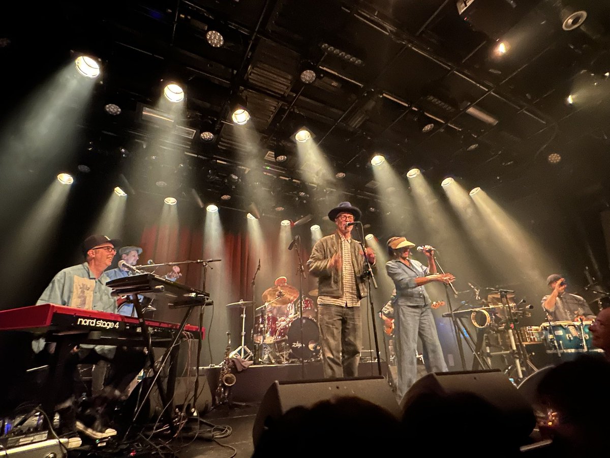Don_Atsumarino's tweet image. 今夜は、アシッドジャズを牽引したUKバンド、Gallianoのライブを観にMelkwegへ。DJから最高。やっぱり GQ時代から身体に染み付いているというか、大好物な音でしたね。ムチャクチャハッピーな気持ちになったよ。歳を重ねた大人が本気ではしゃいでる姿は、エンターテイメントそのものでした。
#Galliano