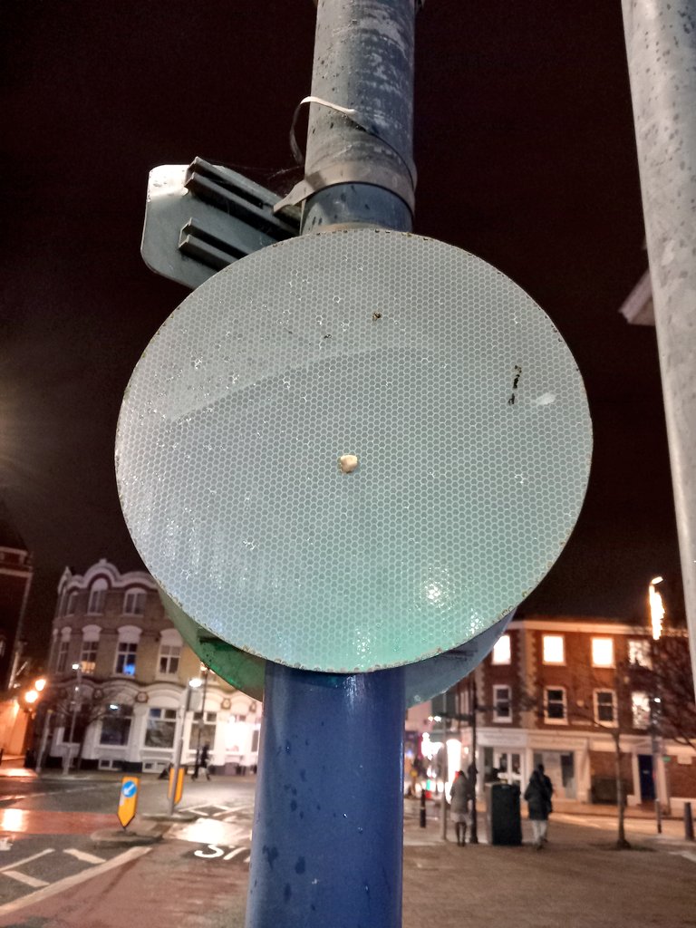 KingstonCycling's tweet image. The 20 mph speed limit signs in Eden Street and Brook Street, Kingston, exceedingly faded. @RBKingston, can you get these replaced, please? #20isplenty 2️⃣0️⃣