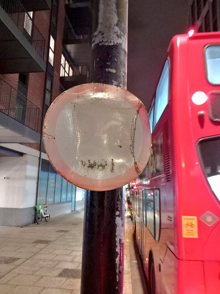KingstonCycling's tweet image. The 20 mph speed limit signs in Eden Street and Brook Street, Kingston, exceedingly faded. @RBKingston, can you get these replaced, please? #20isplenty 2️⃣0️⃣