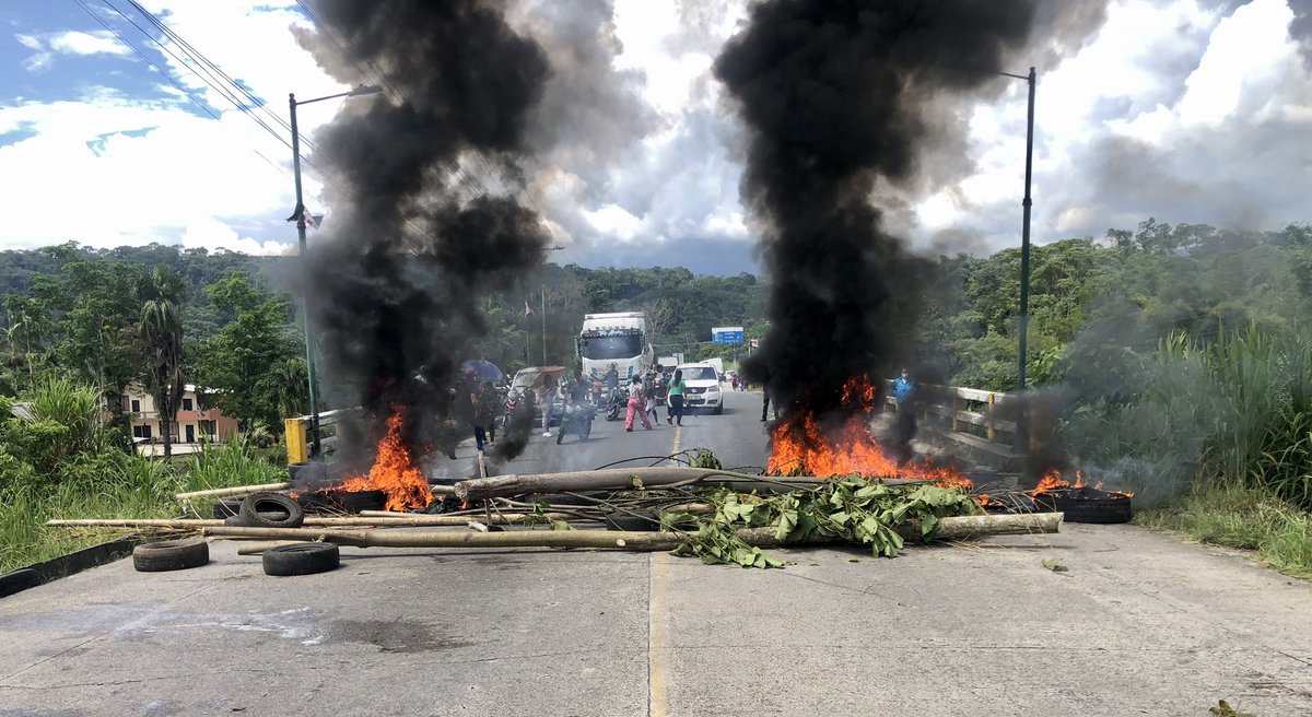 PauloBarrera10's tweet photo. Crisis social en Napo por cárcel de máxima seguridad. Organizaciones indígenas y locales en paro desde hace siete días, exigiendo diálogo con el gobierno. #Archidona #noalacarcelenarchidona #elpoderenlagente https://t.co/d3Y5O6Tiyk