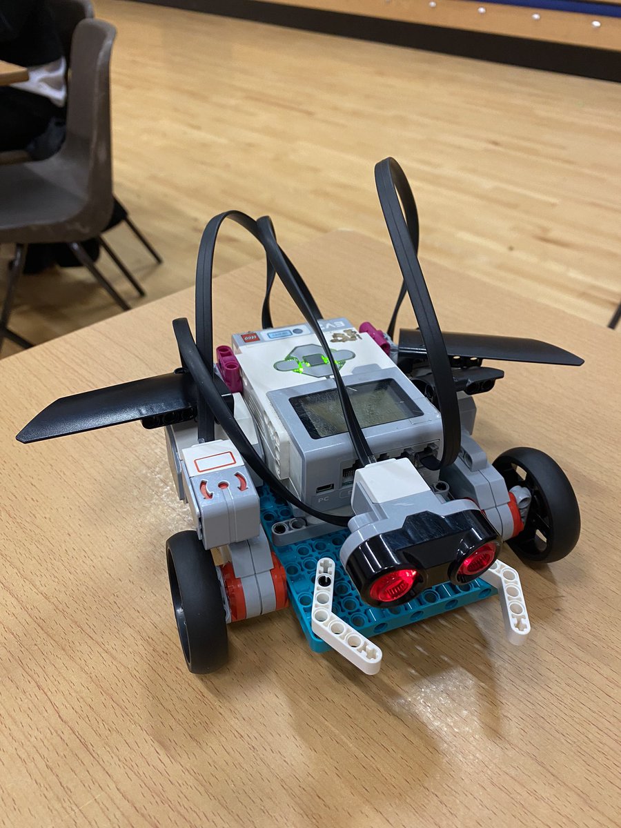 macaulay_mr's tweet photo. We were delighted to welcome @hyetteducation to Hans Price Academy on Friday. Students demonstrating the ‘imagination’ HPA value as they built and programed robots! #STEM https://t.co/QjRtnOARsN