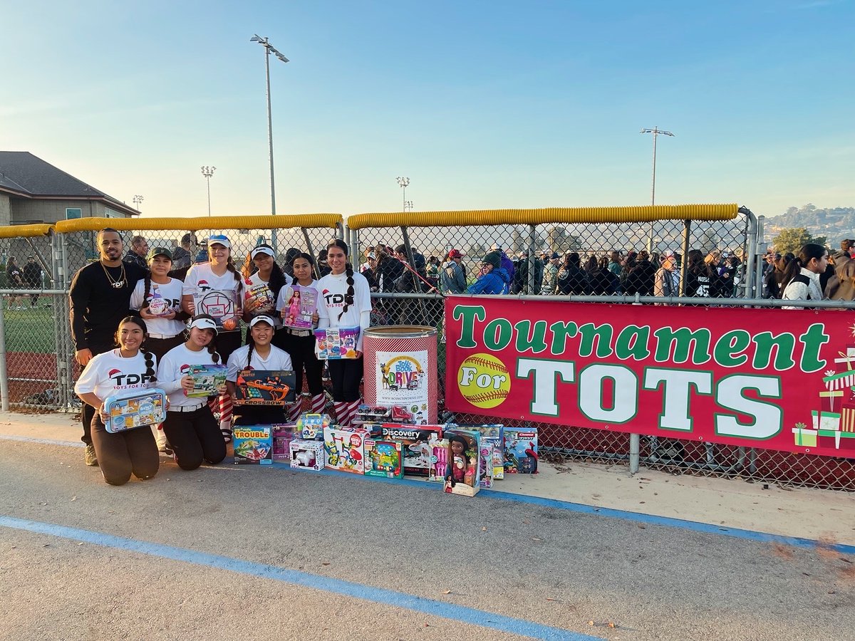 M_Gradney2027's tweet photo. I had a great time playing in the Tournament for Tots event for fun and representing our gym/trainer Touchdown Fitness...the highlight of the weekend was donating bags of toys for kids in the community to enjoy this holiday! 🎁🎄 #ToysforTots #TDF #GymFamily 🖤 https://t.co/piiDptkyOy