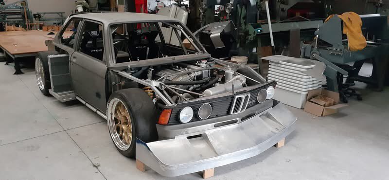 TurbologyLLC's tweet image. ///Monday: #E21 #Group5 tribute with hand-formed #widebody panels by @elan_motorsport!
•
#turbology #bmwe21 #e21bmw #bmw #3series #bmw3series #3seriesbmw #mperformance #mpower #bmwm #m50turbo #m52 #s50 #s52 #turbo #racecars #racecar #tuning #tuned #tuner #fabrication #welding