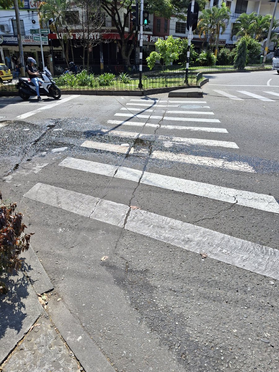 pipe045's tweet image. Hola @EPMestamosahi , esta calle lleva más de 15 días brotando agua del piso, es posible que verifiquen si hay fuga? Gracias. 

No tengo nomenclatura, pero es en el cruce cra 80 con calle 35, rompoy don Quijote, junto a semáforo. El agua los guía.