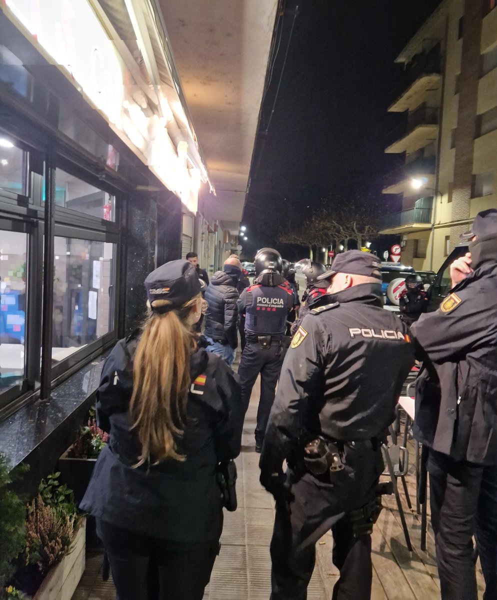 mossos's tweet image. 👮 Fem un dispositiu conjunt amb @policia i @plripoll a dos establiments de #Ripoll i #Campdevànol

🔵 Identifiquem 28 persones
🔵 Aixequem 7 actes per tinença d&apos;estupefaents
🔵 Denunciem una persona per falta de respecte i una altra per infracció a la Llei d&apos;Estrangeria