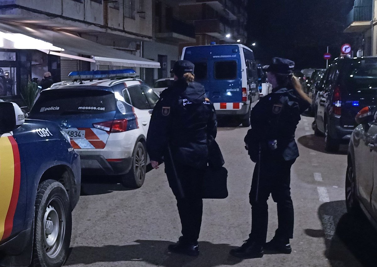 mossos's tweet image. 👮 Fem un dispositiu conjunt amb @policia i @plripoll a dos establiments de #Ripoll i #Campdevànol

🔵 Identifiquem 28 persones
🔵 Aixequem 7 actes per tinença d&apos;estupefaents
🔵 Denunciem una persona per falta de respecte i una altra per infracció a la Llei d&apos;Estrangeria
