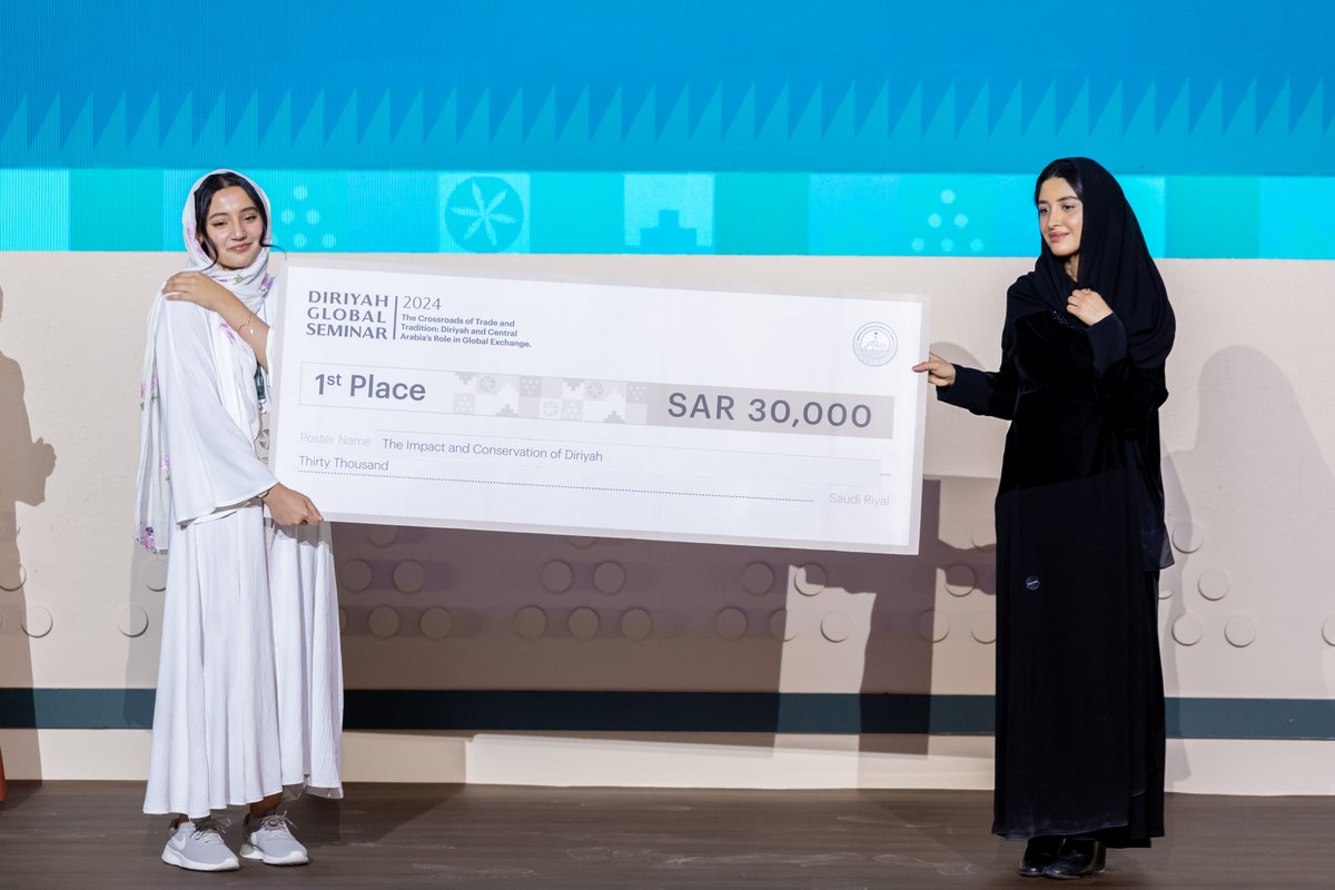 DGDA_SA's tweet photo. تعرّف على الفائزين في مسابقة البحوث الطلابية: يارا الجهني وشادن الدوحان عن بحثهما "أثر الدرعية وصونه"؛ شارك في المسابقة 96 طالبًا وتم ترشيح 12 فريقًا للحصول على الجائزة.

قيم البحوث خبراءنا الملهمون : د.طلال الطريفي ود.إيمان الجبرين والدكتورة لجين ميرزا. نفخر في ختام #ملتقى_الدرعية_الدولي بالطرح الأكاديمي الذي يعزز فهمنا لتراث الدرعية، ونتطلع إلى تمكين المزيد من الباحثين لاستكشاف أبعاد هذا الإرث والاحتفاء به.