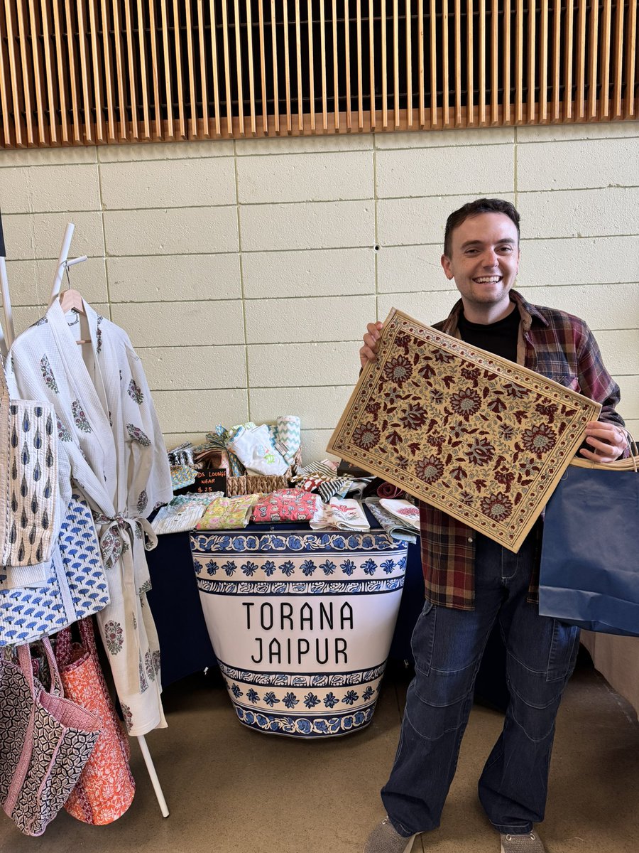 Pvrrat's tweet image. Had the most amazing weekend exhibiting Torana Jaipur! 
Sharing the beauty of handblock printing here in San Francisco is a joy. Grateful to celebrate and showcase the art we grew up with. 

#ToranaJaipur #HandblockPrinting #ArtisanLove