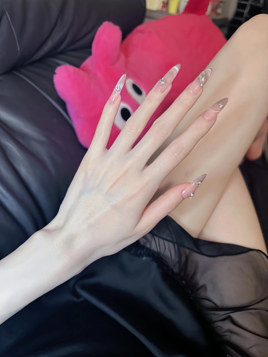 eyanamy's tweet photo. The new manicure feels really good. https://t.co/lJGeWumZuW