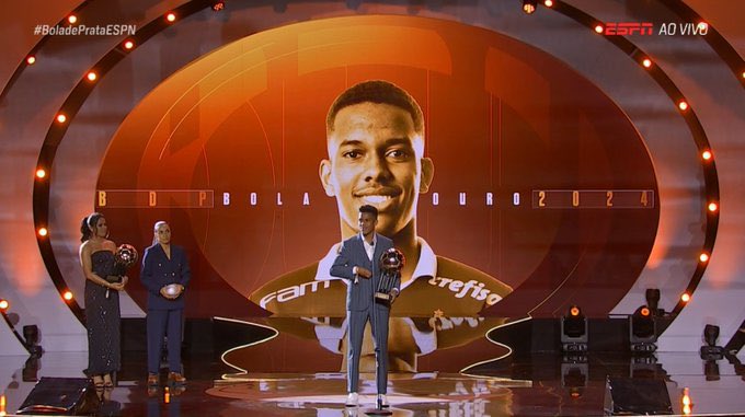 🚨BREAKING:

Estêvão Willian wins ESPN’s Bola de Ouro &amp; is elected the 2024 Brasileirão PLAYER OF THE SEASON! 

THE YOUNGEST PLAYER TO EVER WIN THIS AWARD! 🇧🇷💫