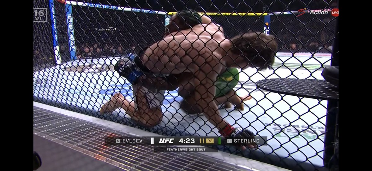 exposingtrasht1's tweet photo. @OriyaMid @rayyantanwar3 @Grapegone @ErnieTastyFresh After watching it back there is a huge difference in control positions in the 3rd. Movsar clearly won that round https://t.co/TfJCZ7eOo5
