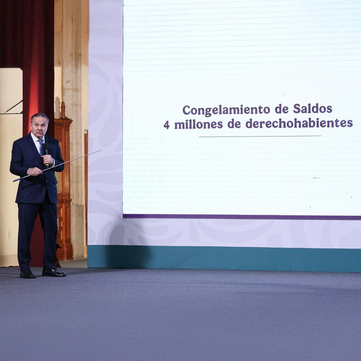 Infonavit's tweet photo. Nuestro director general @OctavioRomero_O presentó los avances de la construcción de viviendas y congelamiento de créditos al participar en la conferencia #LaMañaneraDelPueblo, encabezada por la presidenta @Claudiashein. 👉 https://t.co/H87OyZrBXv #2doPiso4T #ViviendaParaElBienestar
