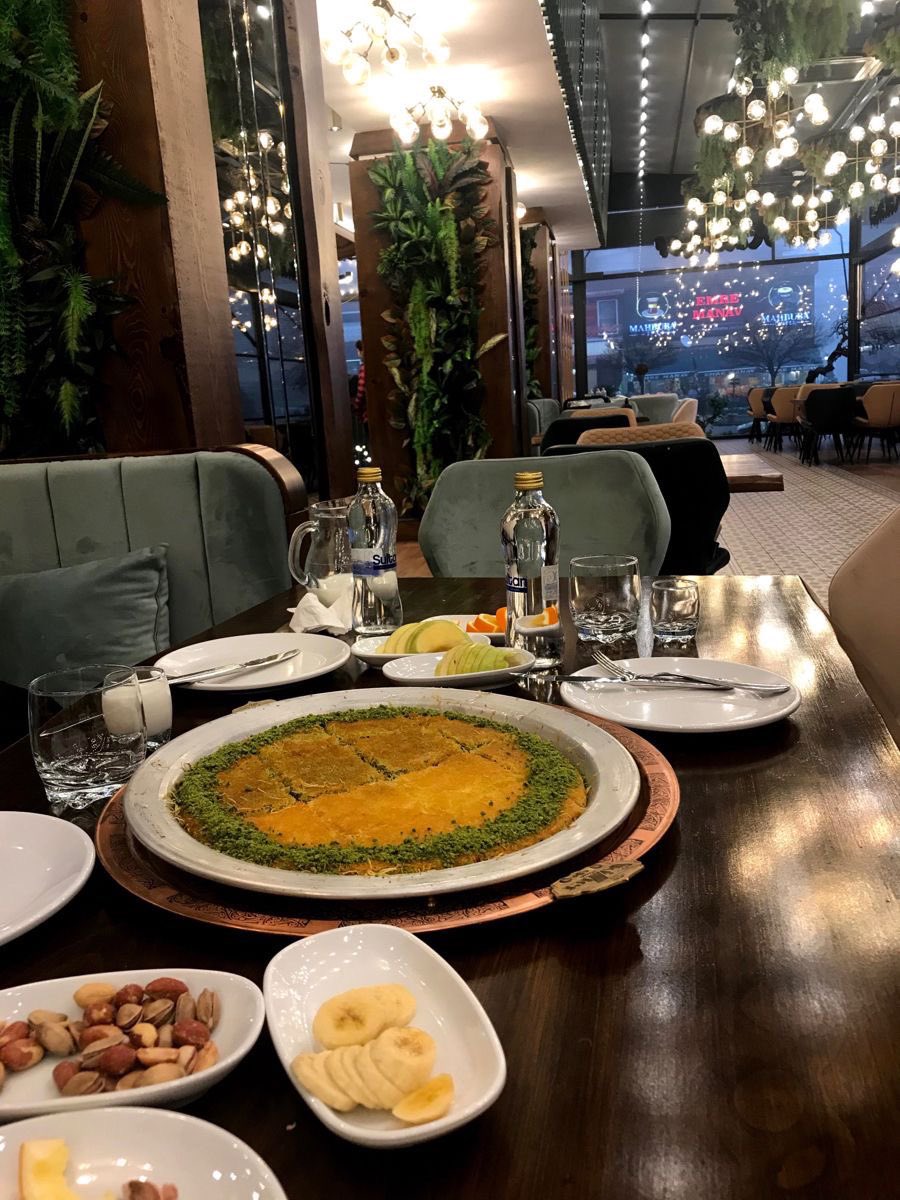 olurunbu's tweet photo. Kredi kartının asgarisini mi ödesek bu ay hiç ödemesek mi diye istişare yapmak için 950 Tl ye künefe yemeye geldik https://t.co/umC2ZqX3H6