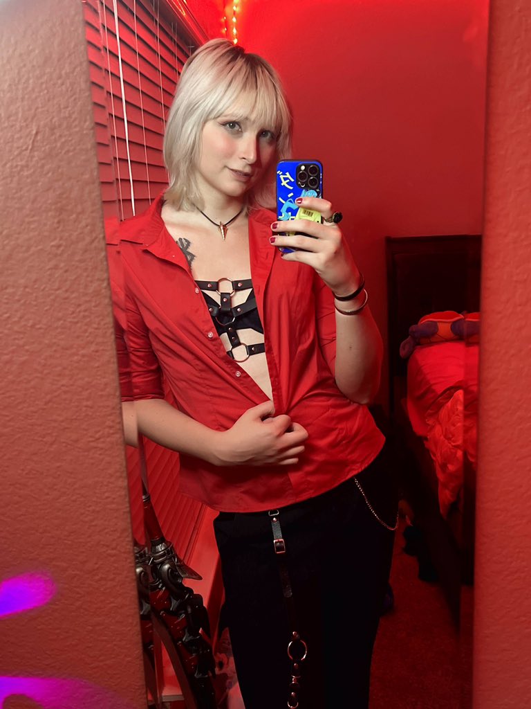 RoseWaltzEX's tweet photo. I need to return to my wearing a lot of unnecessary belts phase https://t.co/yGCLCo7vqw