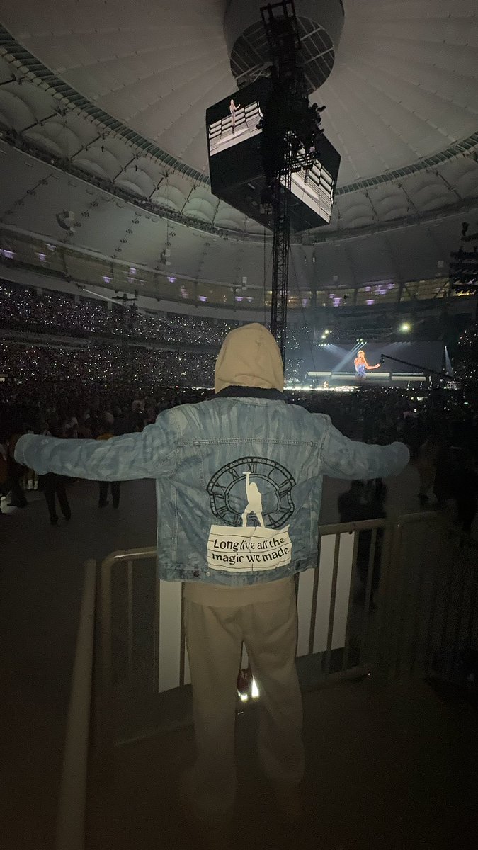 FlavorFlav's tweet photo. It’s the end of the Eras.

To those lucky enough to attend the Eras Tour,,, we witnessed magic and history,!! As an artist I am in awe,,, there’s never been anything like this and shes inspired all of us to work harder and be better. Thankx @taylorswift13 for giving us so much of yourself. 🫶🏾

To her band and dancers and production and producers,,, you are among the best in the world. 

To Taylor her family and team,,, thankx for letting me be a part of it. 

To the people who run @taylornation13 thankx for the updates

And to the Swifties,,, thankx for all the love,,, if you’ve gotten to meet or interact with me,,, I hope you feel that love back. I appreciate all of you and love being a part of this community. 🫶🏾

LONG LIVE ALL THE MAGIC WE MADE,!! 

Jacket by: @allomarylou 
https://t.co/SUcbDo4PWO
