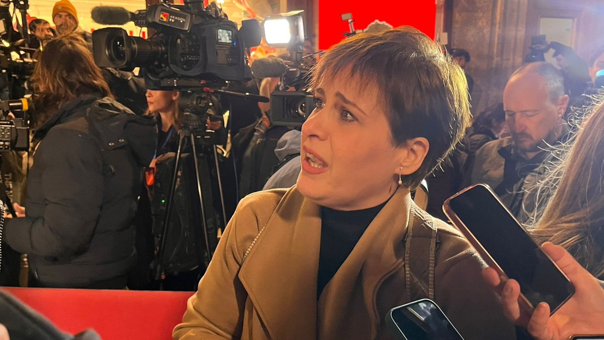 levante_emv's tweet photo. La hija de un fallecido por la dana abandona el funeral tras la entrada de Mazón 

✍🏻 @abraham_perezC 

https://t.co/155lcW1bap https://t.co/fiUaNBF4yq