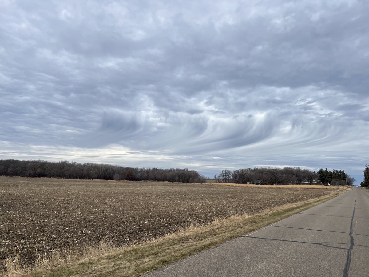 fakephilsgood's tweet photo. @pdouglasweather Looking north of Northfield yesterday Sunday around 2pm. Is that wind and precip? https://t.co/zXUHQLVT7A