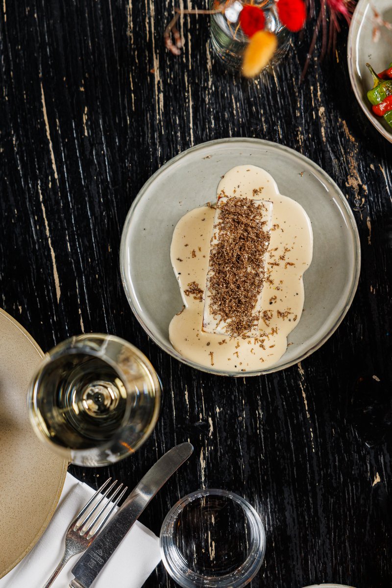 Kartoffelgratin mit Parmesansauce und Herbsttrüffel
Ein einfaches Gericht, edel verfeinert: Kartoffelgratin trifft auf die Eleganz von Parmesan und Trüffel.  #genusspur #berlinfoodie #kinkberlin

berlinerspeisemeisterei.de