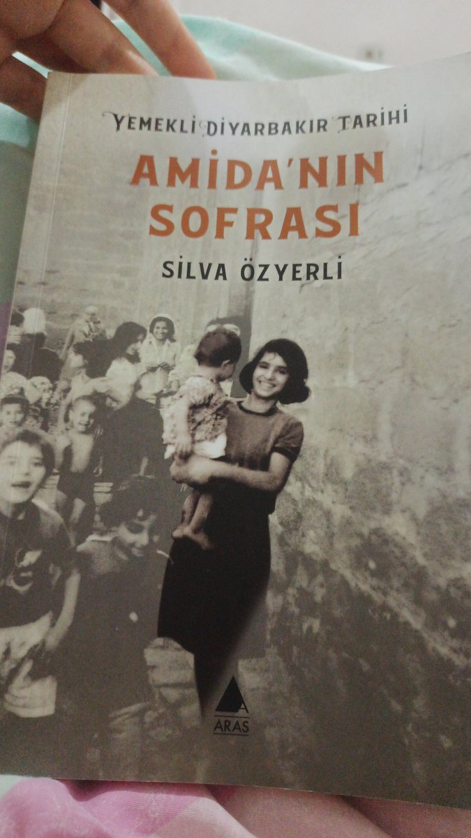 aslnayso's tweet photo. Bir Gastronomi öğrencisi olarak bu müthiş kitabı yazdığınız için size çok teşekkür ederim. Şuan Diyarbakır mutfağı üzerine bir ödev hazırlıyorum kah annemi arıyorum kah kitabınızı açıyorum o kadar güzel bilgiler ve tarifler varki bir de o güzel anılarınız🥺❣️
@sozyerli https://t.co/EG1NE2GwtG