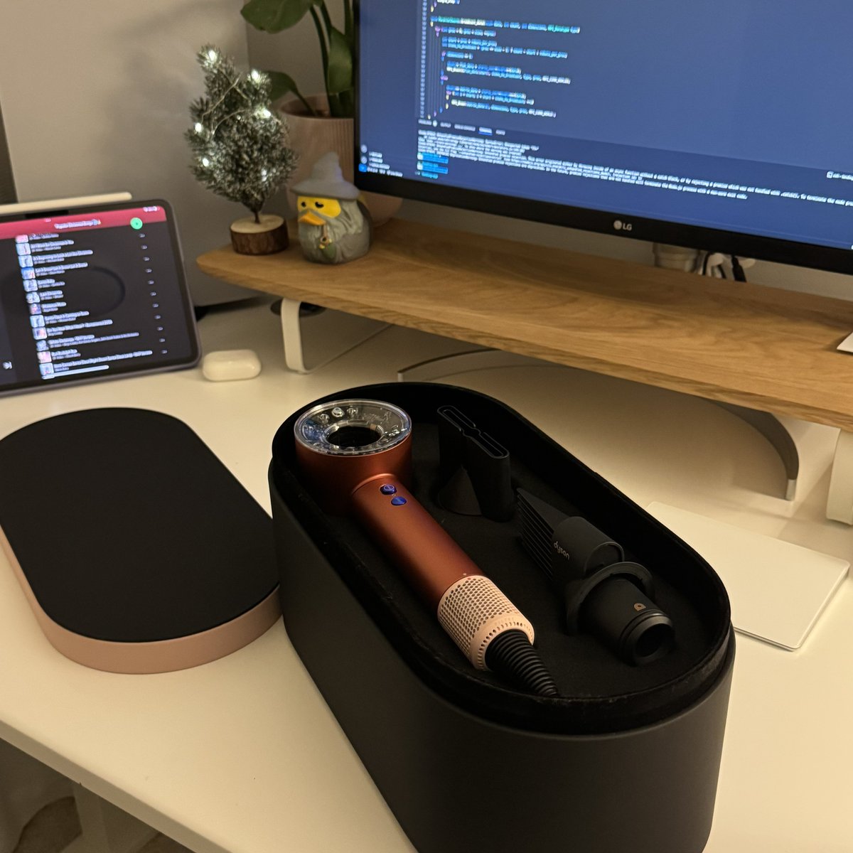 viki_code's tweet image. It costs almost as much as a Mac mini M4