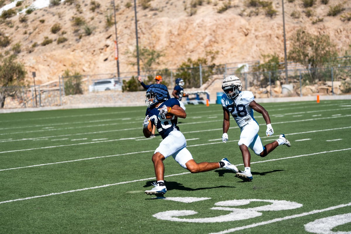 Officially in the Portal‼️
RunningBack 
5’11 205lbs 
4.39 40 yard dash 
4.0 GPA 
3 years of eligibility‼️