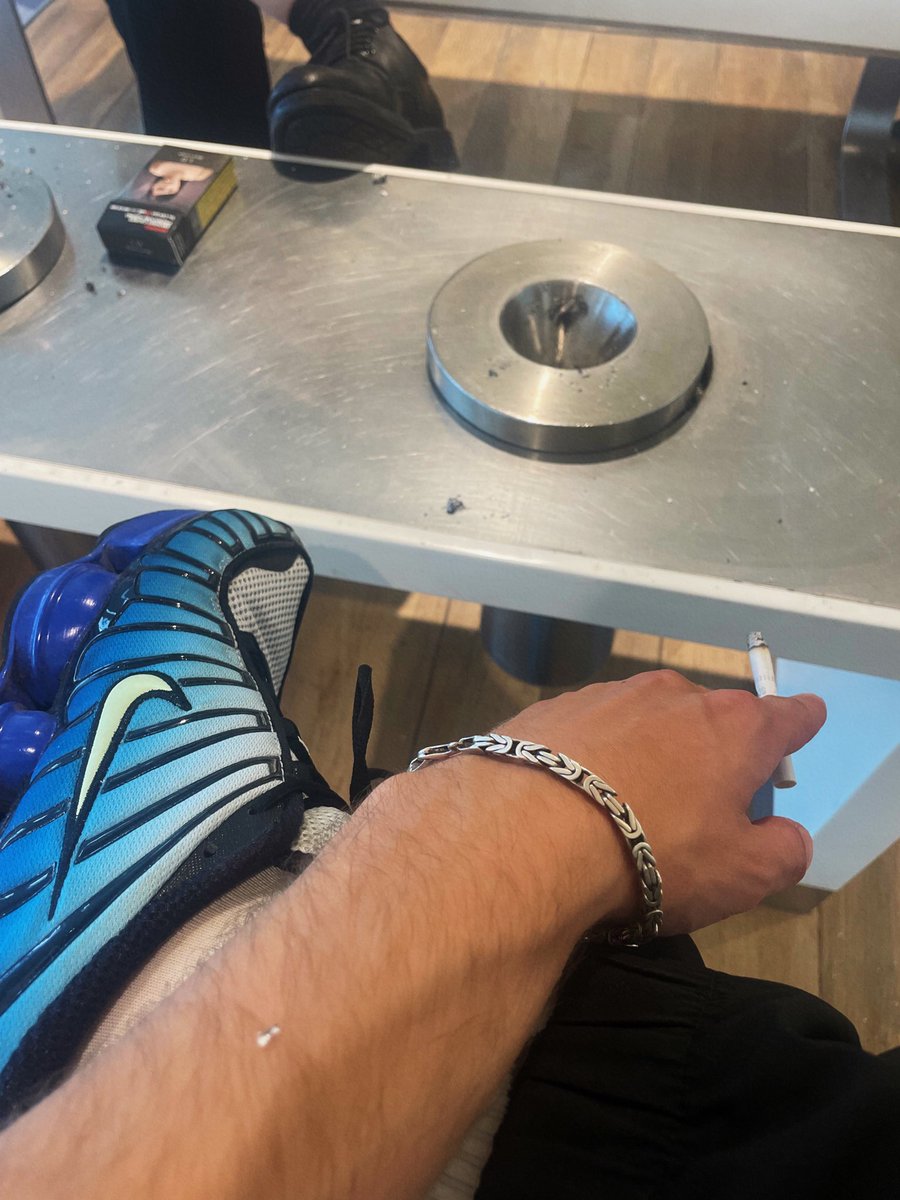 MasteRodriguezz's tweet photo. Ich werde so lange auf deine hässliche Fresse eintreten bis diese in das dreckige Asche Loch passt…🚬😵‍💫

#socks #Nike #cigarette #Master #slave #drain #feet #sub #findom https://t.co/1F1p6ZBnai