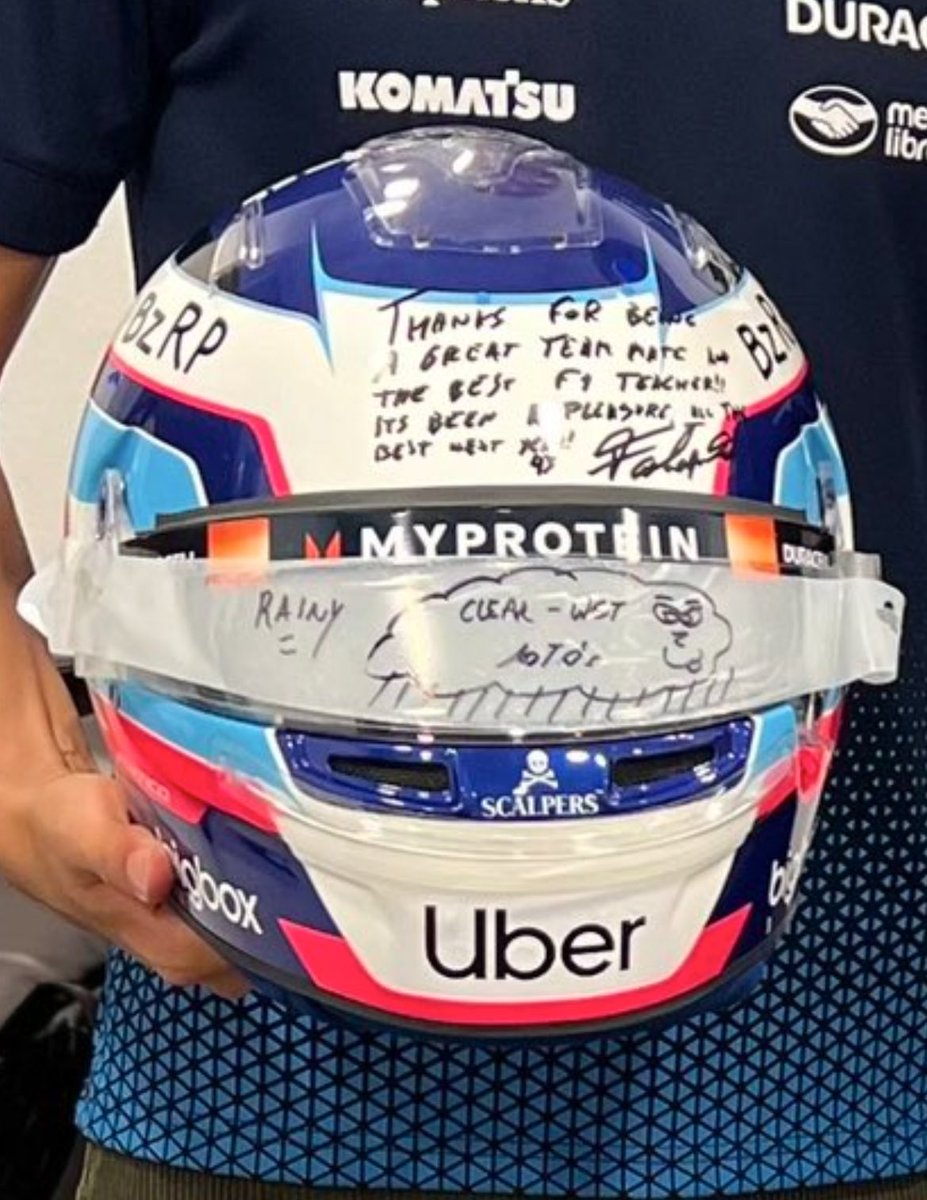 lulistone12's tweet photo. 🥹 Los mensajes en los cascos que intercambiaron Albon y Colapinto:

🇦🇷 "Gracias por ser un gran compañero y el mejor maestro de F1. Ha sido un placer, te deseo lo mejor"

🇹🇭 "Lo mejor para el futuro, compañero. No tengo dudas de que vas a estar en la grid en el futuro" https://t.co/SVPGTnJSyX