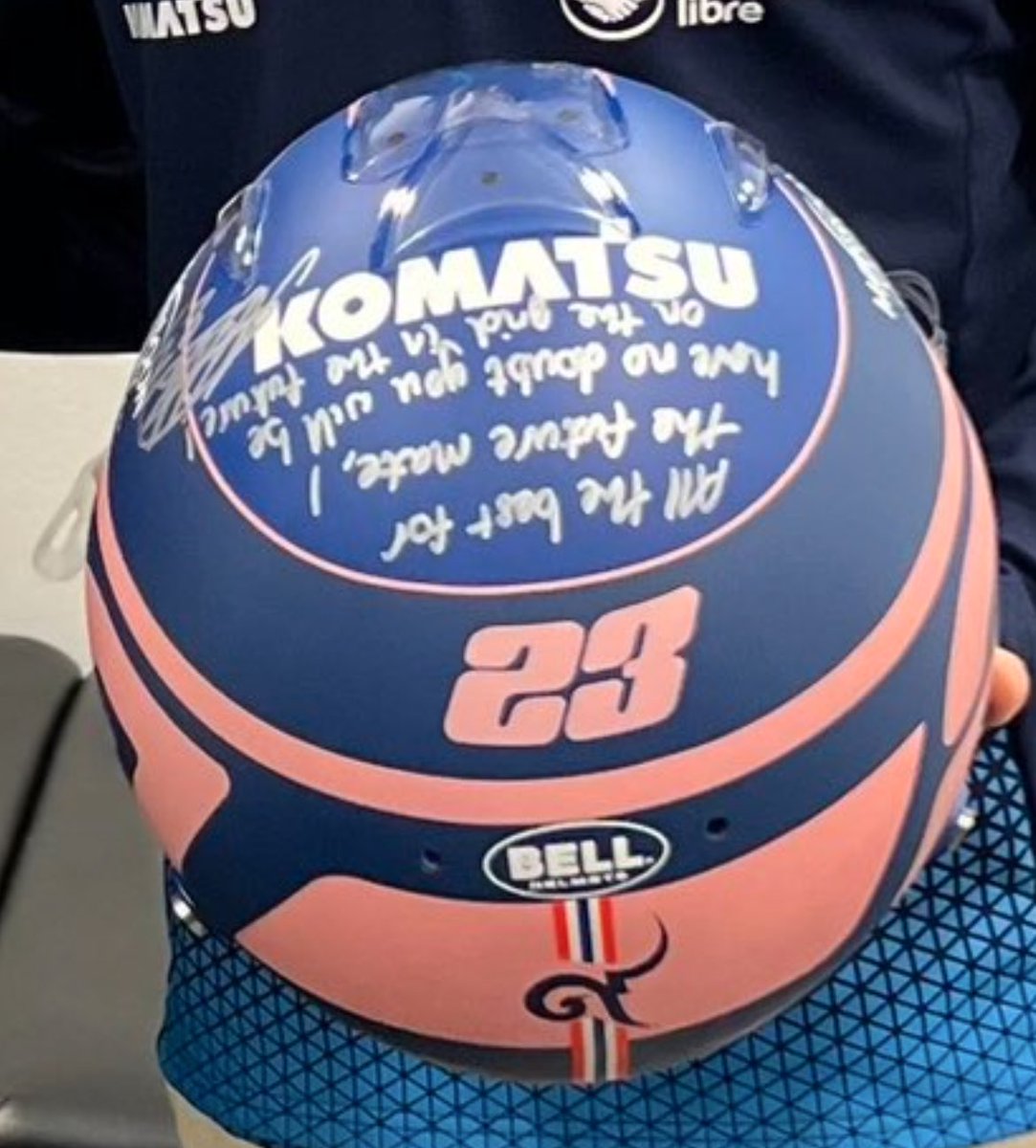 lulistone12's tweet photo. 🥹 Los mensajes en los cascos que intercambiaron Albon y Colapinto:

🇦🇷 "Gracias por ser un gran compañero y el mejor maestro de F1. Ha sido un placer, te deseo lo mejor"

🇹🇭 "Lo mejor para el futuro, compañero. No tengo dudas de que vas a estar en la grid en el futuro" https://t.co/SVPGTnJSyX