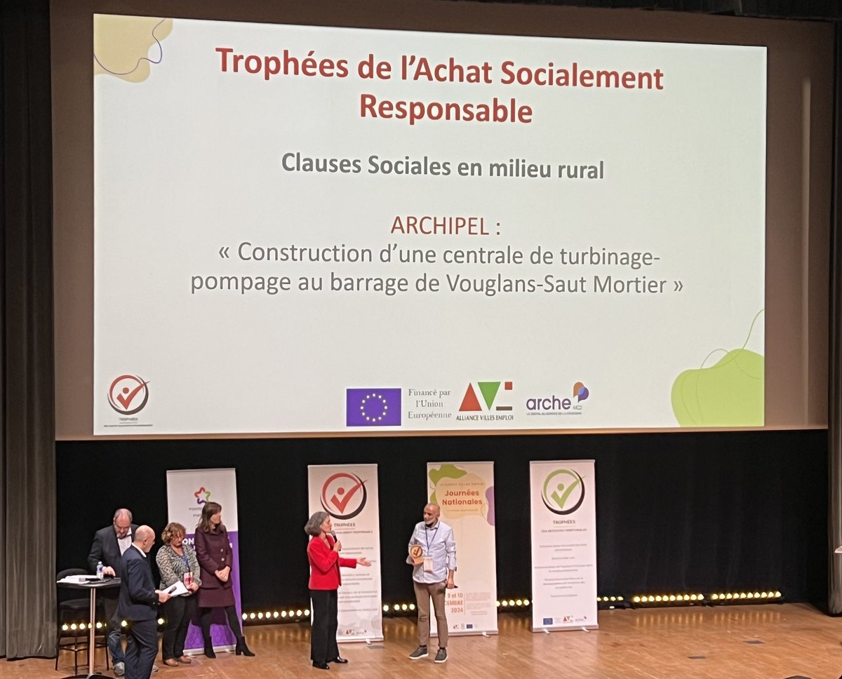Kbertonazzi's tweet photo. Nadia Landry, nouvelle présidente de @lafederationEI remet le trophée de l’achat socialement responsable pour les clauses sociales en milieu rurale aux journées @AVEmploi https://t.co/XNa6CLbopk