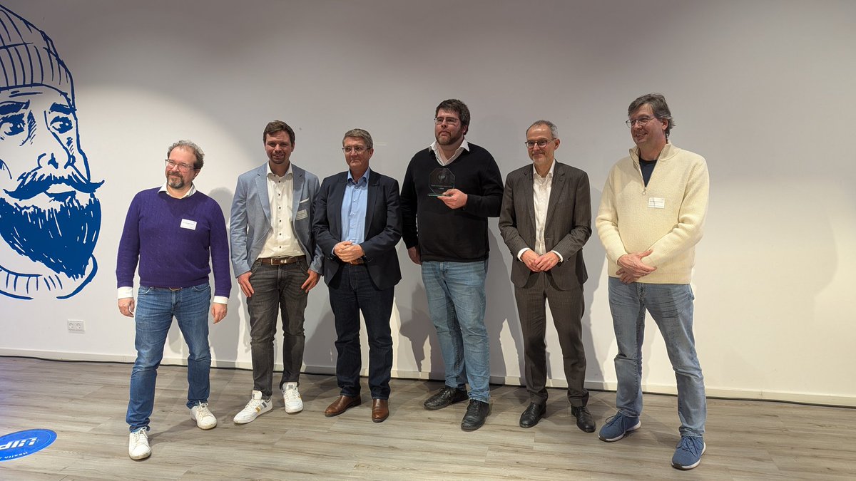 TK_Presse's tweet photo. Die Jury hat entschieden: Gewinner des #HealthInnovationAward 2024 ist #DOCYET. Das Team um Florian Bontrup sieht sich als Lotsen für die Patient:innen im #Gesundheitswesen und will ihnen so die bestmögliche Versorgung ermöglichen. Herzlichen Glückwunsch 💐 https://t.co/PDJgyWkZvY