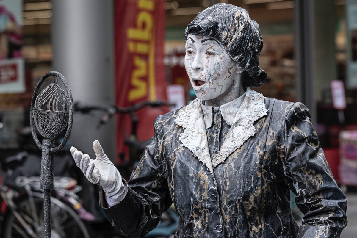 vosbeeld's tweet photo. Terugblik op het Living Statues Festival 2024 in winkelcentrum @BijzonderBoreel in Deventer. Met 26 acts was het groter dan ooit. Ga naar https://t.co/mXVGOgMaAS voor het gehele fotoalbum. 

#deventer #levendestandbeelden #straattheater #evenement #boreel https://t.co/o5OqYu6ud1