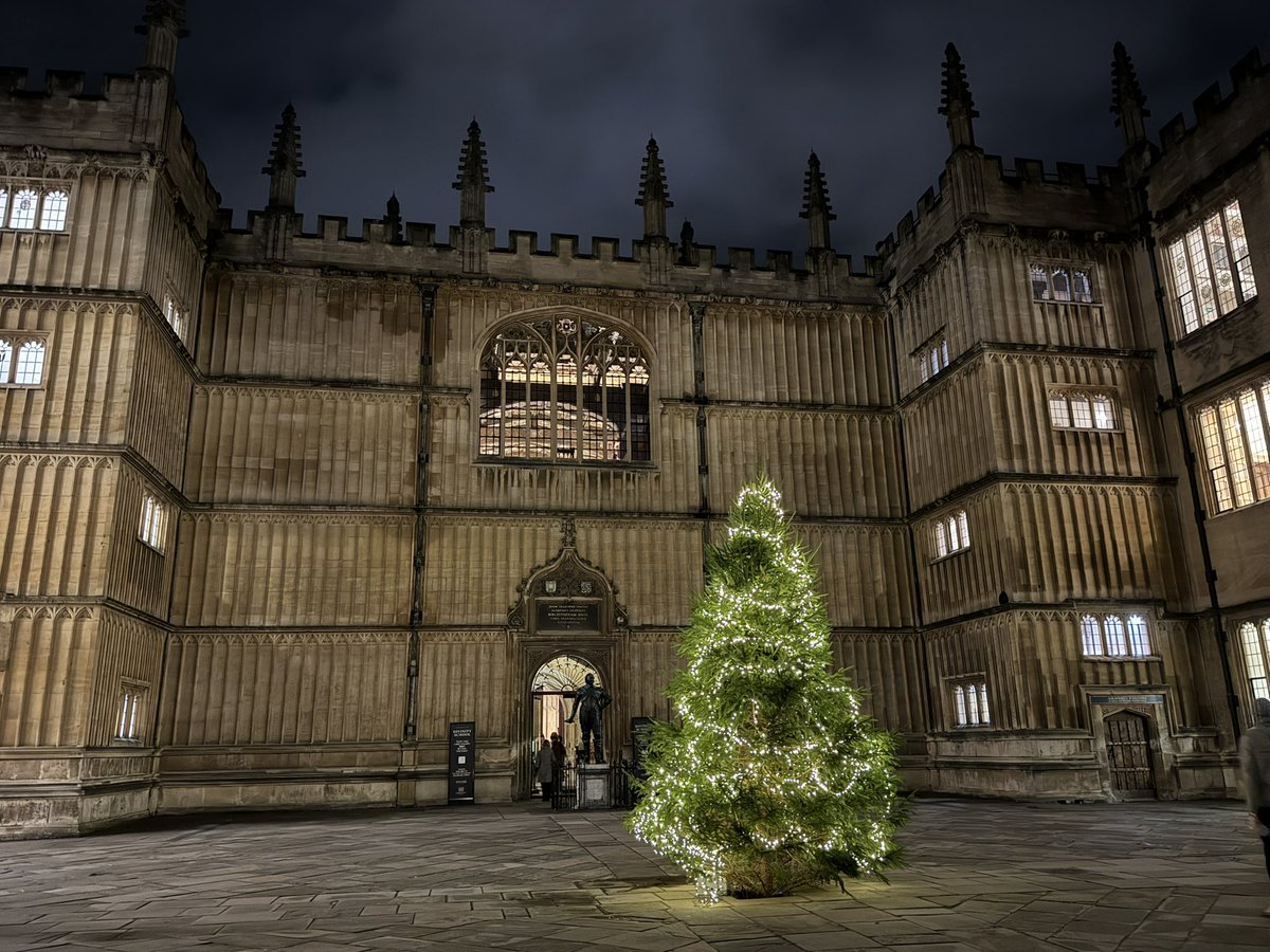 KatieFellows1's tweet photo. Itβs the most glorious time of year: the Christmas tree is up at @bodleianlibs and itβs a beauty π π #Oxmas https://t.co/OHzsy4clRJ
