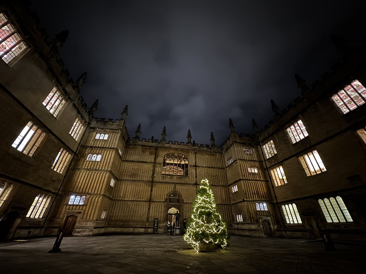 KatieFellows1's tweet photo. Itβs the most glorious time of year: the Christmas tree is up at @bodleianlibs and itβs a beauty π π #Oxmas https://t.co/OHzsy4clRJ