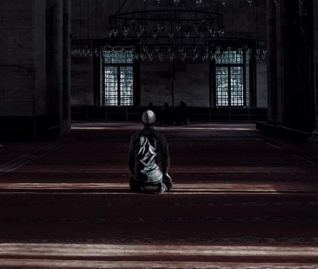 "أتيتُ بابكَ يـــــا اللّٰهُ مُنكســــــرًا
أشكو إليكَ الذي أُخفــي وتُدرِكُــهُ
وقد تركتُ ورائـي النّاسَ كلّهـــــمُ
لا يُطلَبُ الشّيءُ مِمَّن ليسَ يَملكُهُ!"