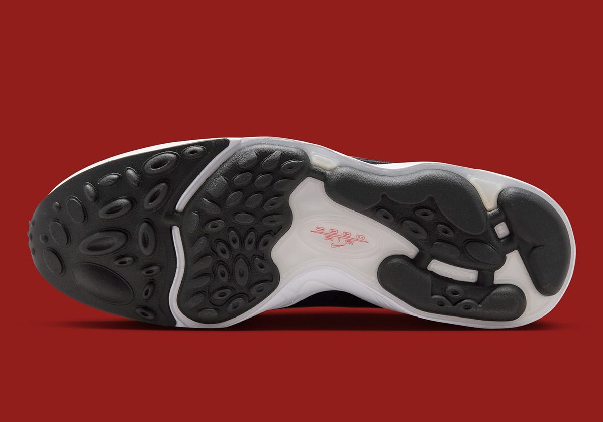 SneakerNews's tweet photo. OFFICIAL IMAGES: The Nike Zoom Spiridon "OG," dropping on December 20th ($160) 🏃 

Full breakdown: https://t.co/55CzlidkVD https://t.co/llgUPyZq16