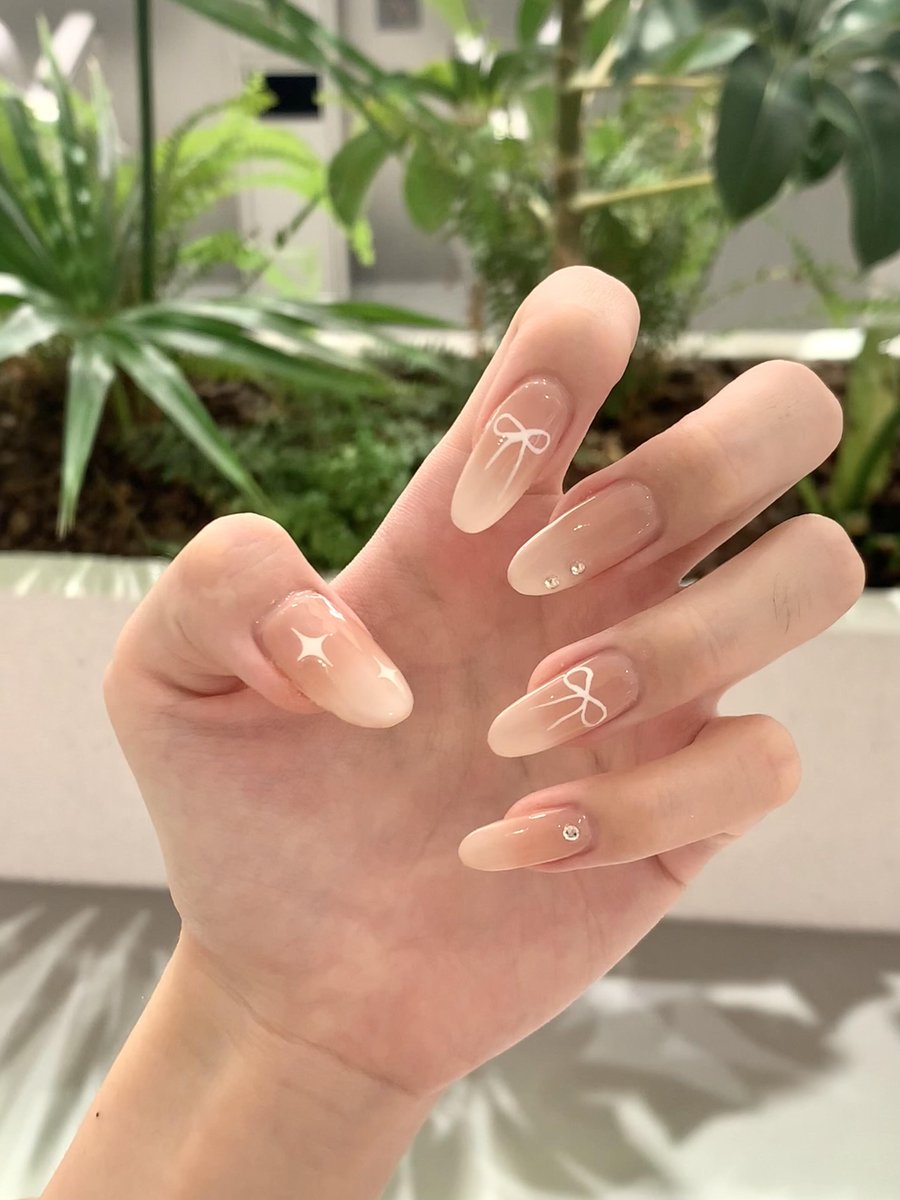 GmLSRafi's tweet photo. Nude ➕ gradient cream ➕ hand-painted bow https://t.co/886rFqaXw4
