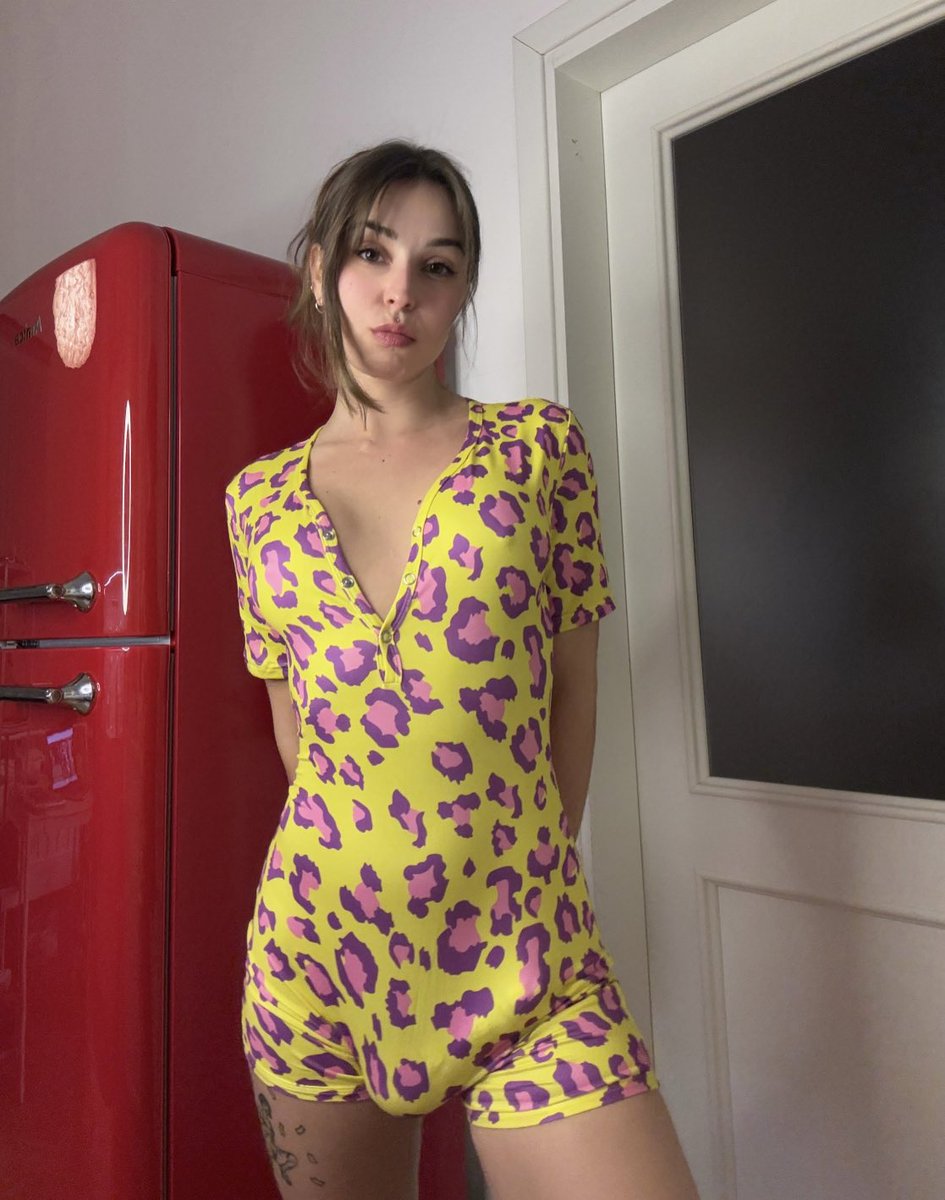 amybabets's tweet photo. Would you play with my magic wand 🪄? 🏳️‍⚧️ https://t.co/gw32587SMW