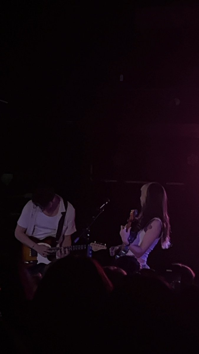 saphiall's tweet photo. worst night of my life 🤫(I need a new phone) https://t.co/rJKxRGgneN