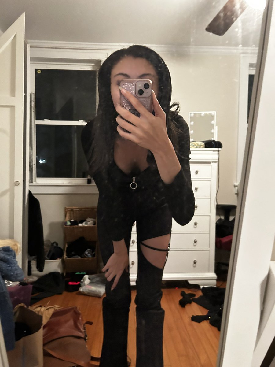 saphiall's tweet photo. worst night of my life 🤫(I need a new phone) https://t.co/rJKxRGgneN