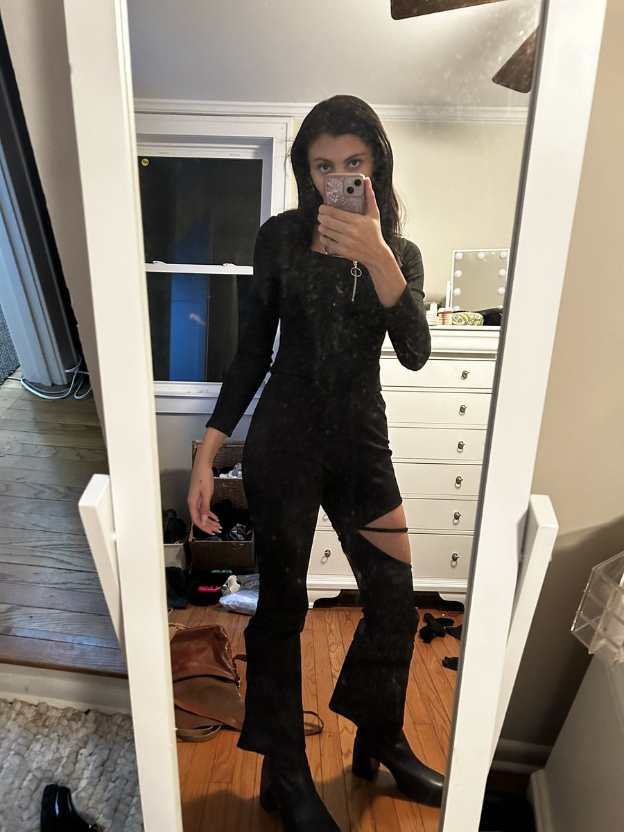 saphiall's tweet photo. worst night of my life 🤫(I need a new phone) https://t.co/rJKxRGgneN