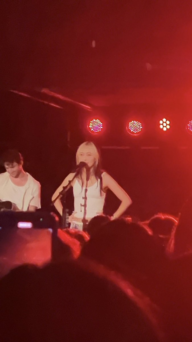 saphiall's tweet photo. worst night of my life 🤫(I need a new phone) https://t.co/rJKxRGgneN