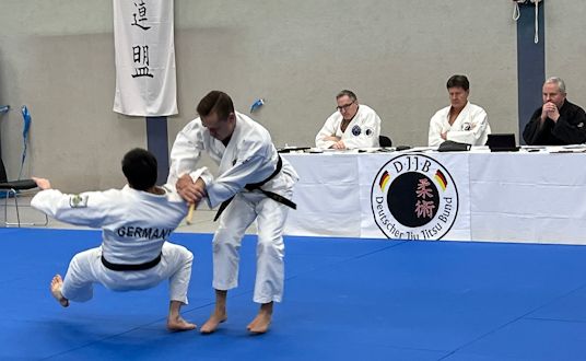 JiuJitsuBund's tweet photo. Dan-Prüfungen des DJJB: Tradition trifft auf höchste Anforderungen 
https://t.co/HnFifO6Tnz 
#DJJB #JiuJitsu https://t.co/LTz8UVxwqn