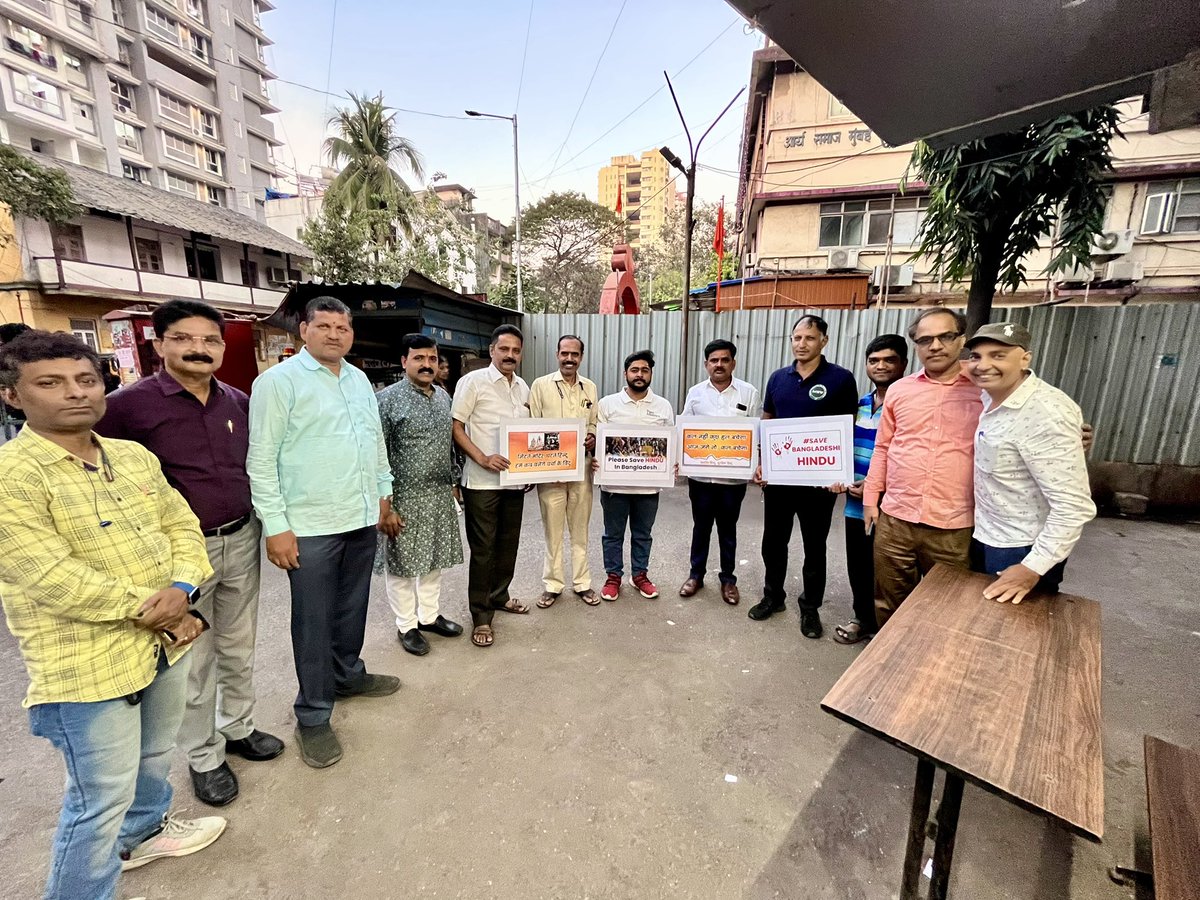 सकल हिंदू समाज तर्फे मुलुंड येथे माझ्या जनसंपर्क कार्यालयाचा बाहेर बांगलादेश मधील हिंदूंवर धर्माच्या आधारावर होत असलेले अनन्वित जिहादी अत्याचार थांबावेत, सदर परिस्थितीत आंतरराष्ट्रीय मानवाधिकार आयोगाने दखल घावे यासाठी मानवी साखली निषेध फलक व स्वाक्षरी अभियानात सहभागी होऊन