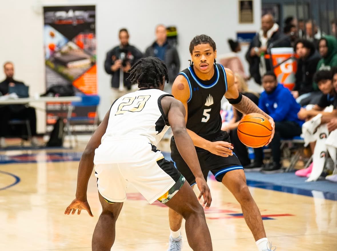 3 of the top 5 point guards in the country were at the National High School Hoops Festival this weekend, and yet it was clear Darius Acuff was in a class by himself. 247sports.com/college/basket…

📸 <a href="/ShotByKez/">Markez C</a>
