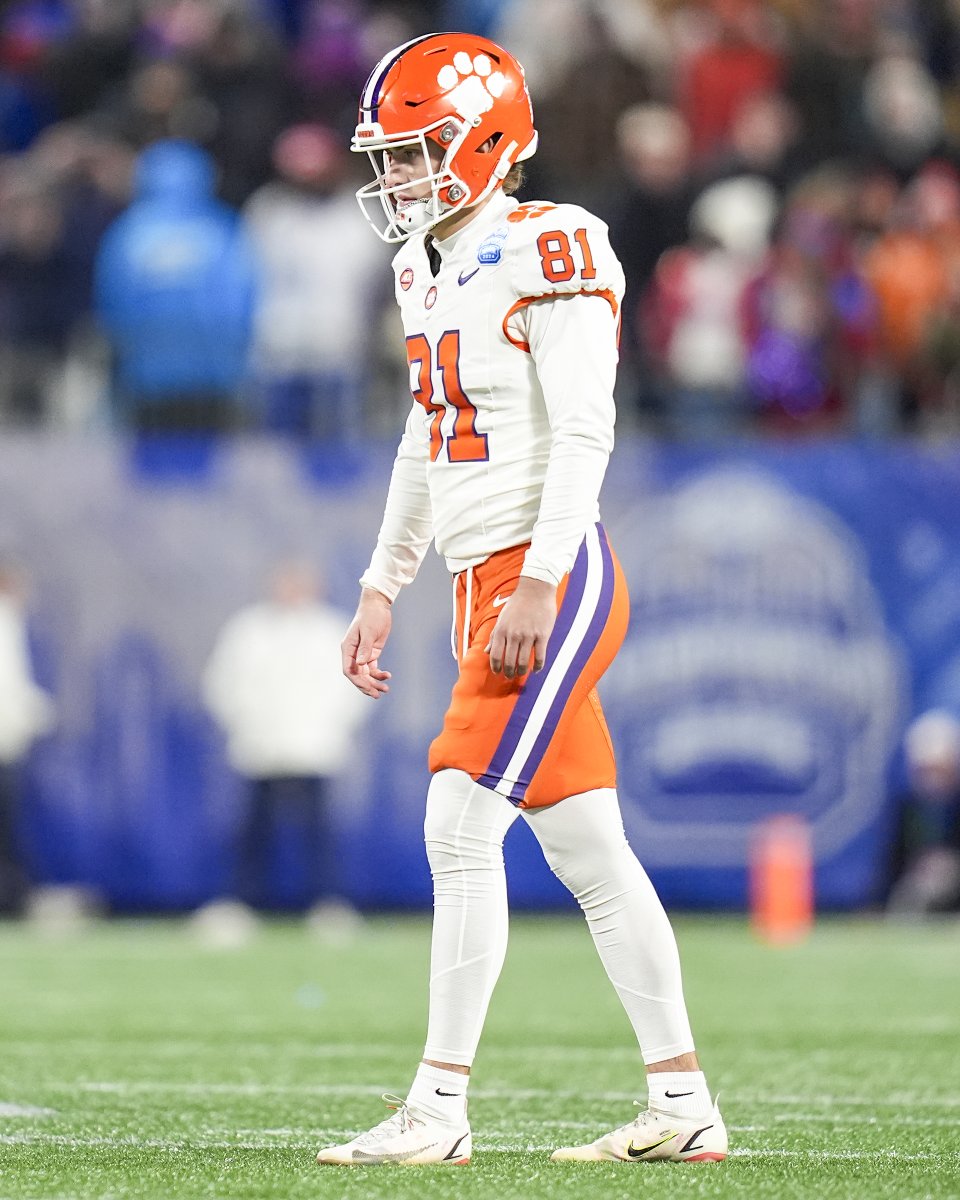 ClemsonBaseball's tweet photo. Proud DAD! 🐾

@Scott_Hauser was a RHP for the Tigers from 1995-97 &amp; witnessed his son make the game-winning 56-yard field goal to give #Clemson the 2024 @ACCFootball Championship in their hometown area❗️

#ClemsonFamily @nolanhauser @ClemsonFB https://t.co/MmU4r33KNy