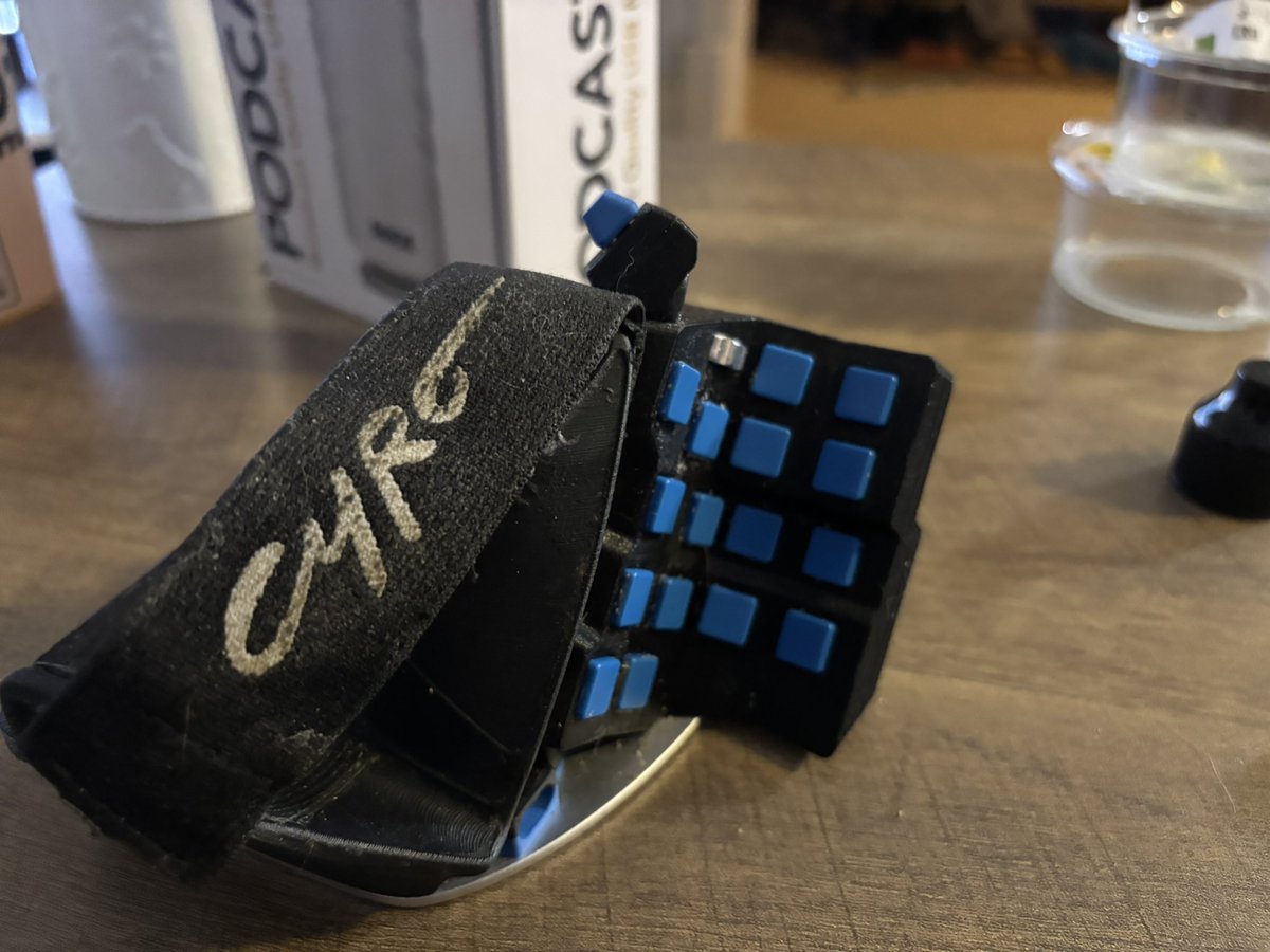 NozzaOneHand's tweet photo. Anyone interested in the @Azeron_Keypad #Cyro I have one for sale uk shipping only hit up my dms right handed only https://t.co/ylaOMhoxYO